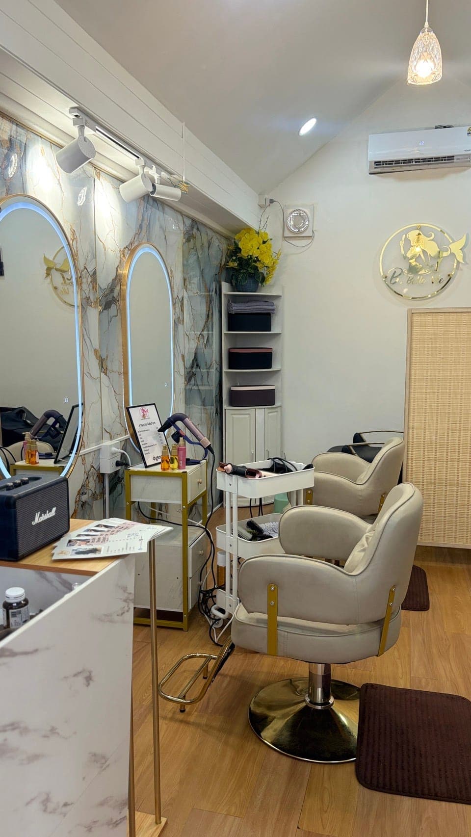 บรรยากาศภายในร้าน B.Belle Vie สไตล์ marble & gold